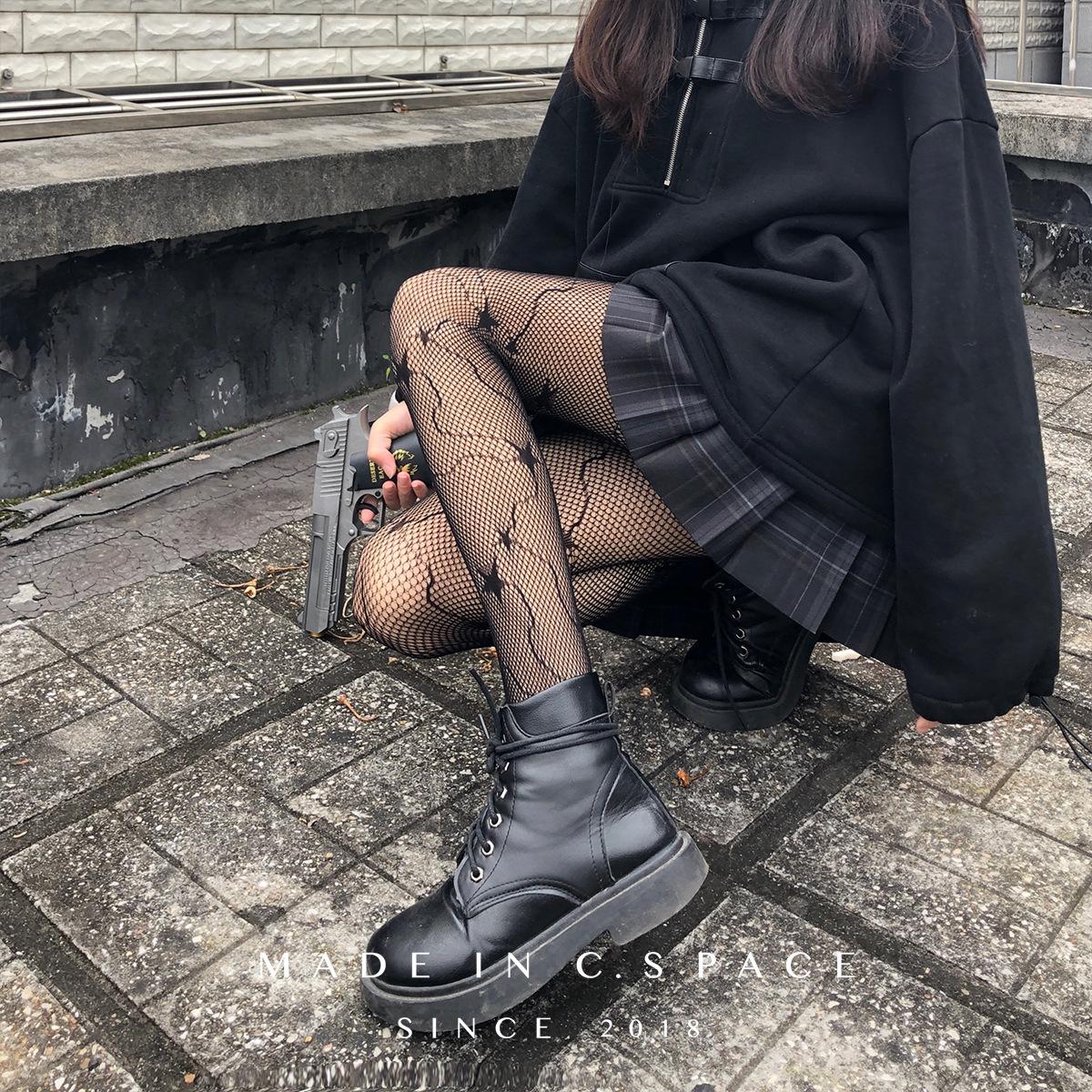 潮流与个性的交织 解读新款镂空烫钻字母渔网袜的时尚魅力