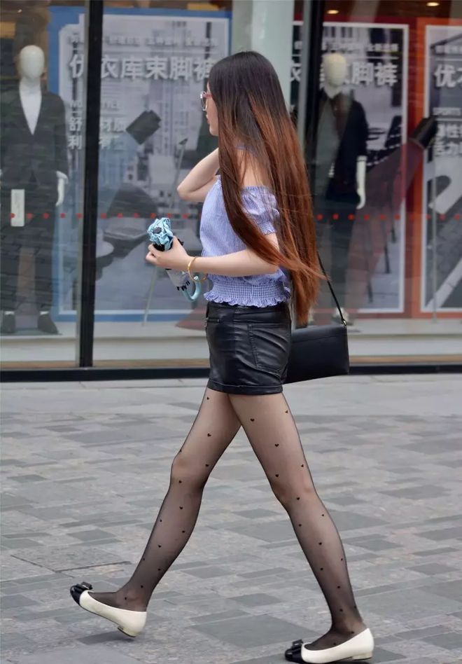 一字吊带衬衫邂逅斑点丝袜 暗夜精灵的妩媚序曲