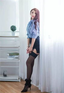 光影间的优雅 黑色丝袜与修长美腿的艺术写真